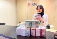 Dercka-teler-BNI-Cabang-Tanjung-Balai-Karimun-ketika-memperlihatkan-uang-pecahan-baru-f.TRI-scaled-e1703244861369